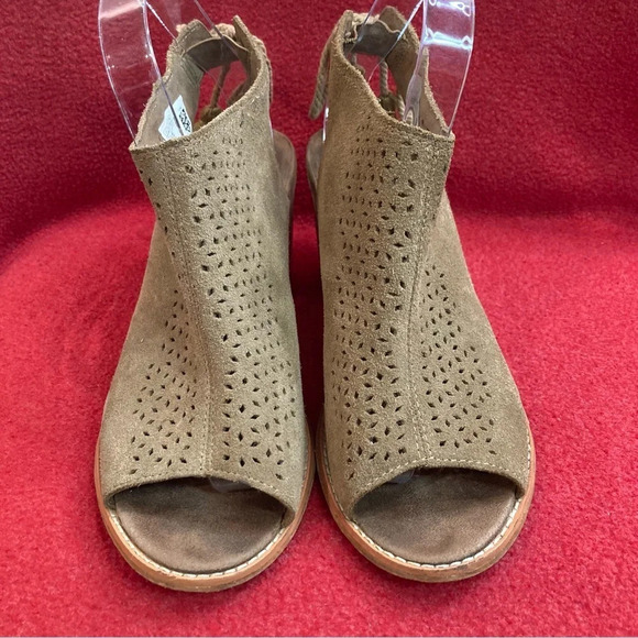 TOMS Sz 9.5 Stacked  Heel Perforated Suede Peep Toe Tie in Back Booties Shooties - Picture 2 of 9